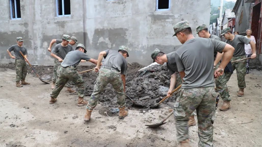 子弟兵抢险中暑，第一书记想方设法救治