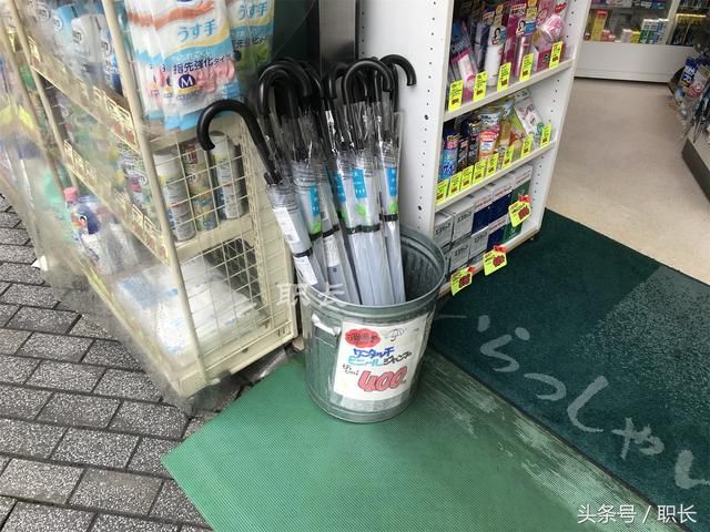 为什么日本的雨伞用完就扔掉?看到满地的垃圾