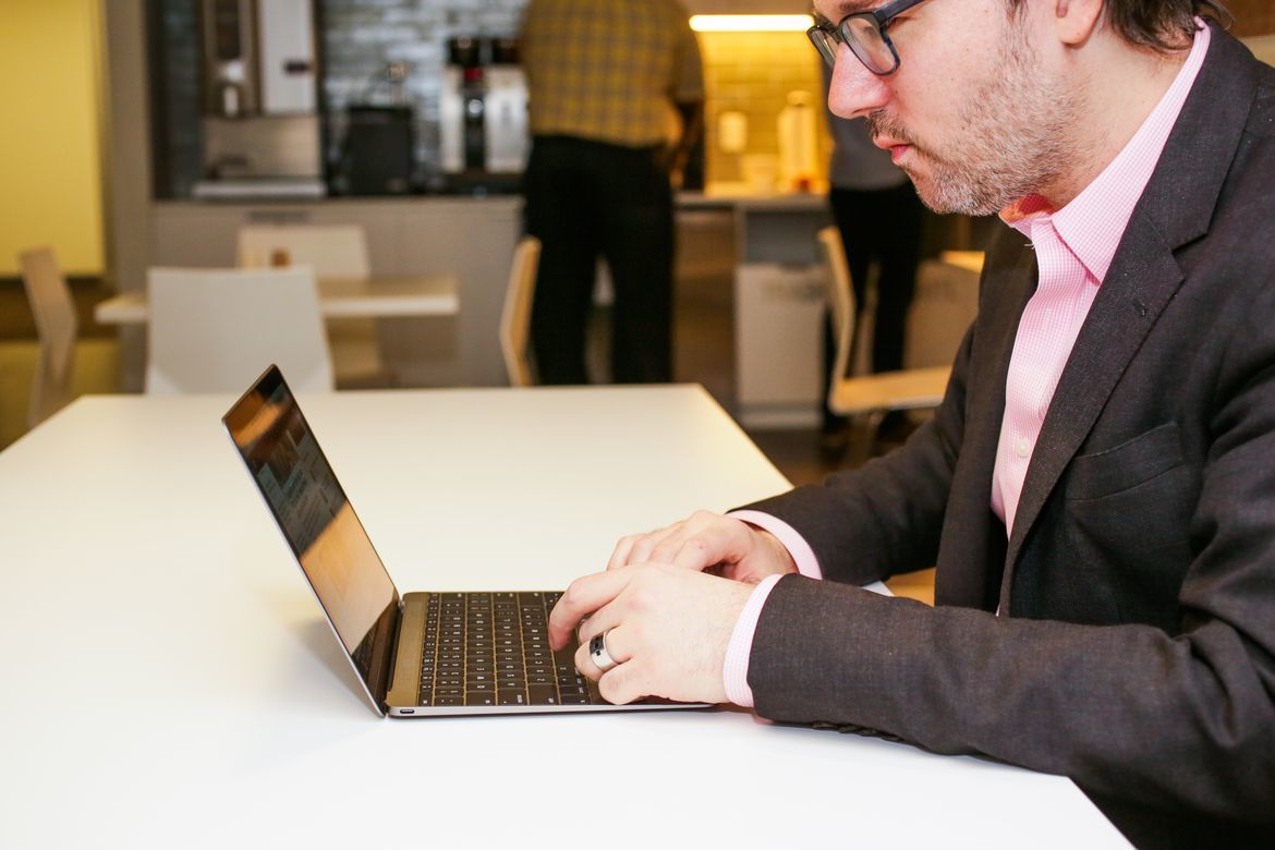 【12英寸的MacBook(2015年)】
这款MacBook可谓是库克时代最重磅的新Mac产品。它采用12英寸屏幕和超薄设计,重新定义了什么叫做“性感的”笔记本。Windows竞争产品也终于在它问世一年半后追赶上来。