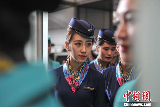 昆明航空空乘换发新制服 将航站楼变成秀场