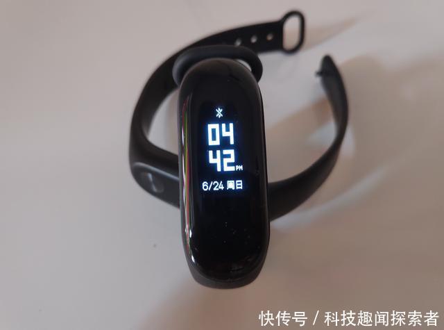爆品小米手环3,高分屏观感提升,抬腕亮屏也更