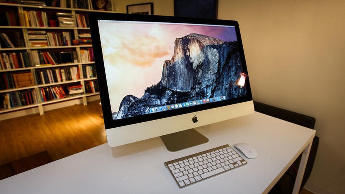 【5K iMac(2014年)】
1998年的“biondi blue”iMac是乔布斯重返苹果,帮助公司从破产边缘走出来,为之后iPod、iPhone和iPad的推出奠定基础后的标志性产品。在库克时代,平面板iMac仍称得上设计奇迹,它配有5K(5120x2880像素分辨率)的锥形平面屏幕。
