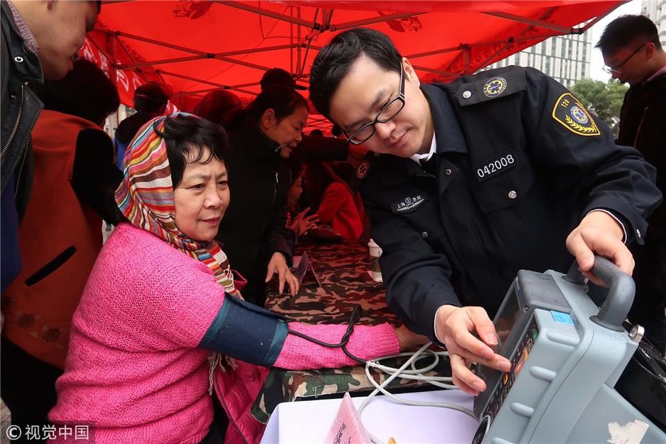 南京路学雷锋活动好热闹 志愿者各展其能为市