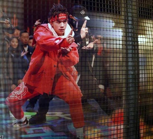 王源现身机场,穿的鞋子跟王俊凯、千玺是同款