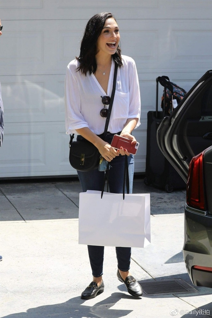 组图:盖尔·加朵白衣透视黑bra 衬衣领口深秀事业线