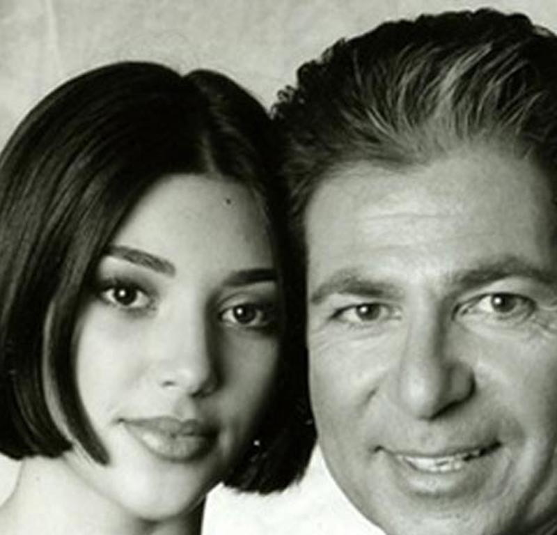 罗伯特与金合影
多数媒体都认为罗伯特-卡戴珊不仅是辛普森的智囊团，他甚至与凶杀案也脱不了关系。曾有目击者见到罗伯特-卡戴珊拿着辛普森的衣物包，而那里面很有可能藏着警方始终没有找到的作案凶器。