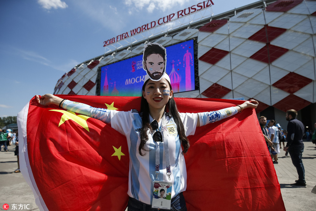 组图-中国美女球迷闪耀世界杯 好身材抢镜