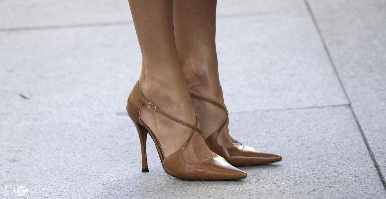 西班牙王后有气质,一身同色鞋子不放过,对比凯