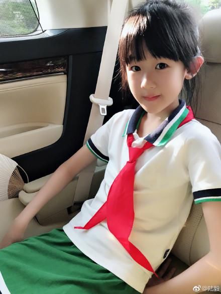 陆毅鲍蕾送女儿上学,网友发现小叶子在用贝儿一千多的旧书包!