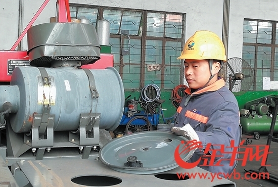 【中国梦·践行者】“托举哥”周冲的维修工岁月:期待承担更多责任 【中国梦·践行者】“托举哥”周冲的维修工岁月:期待承担更多责任