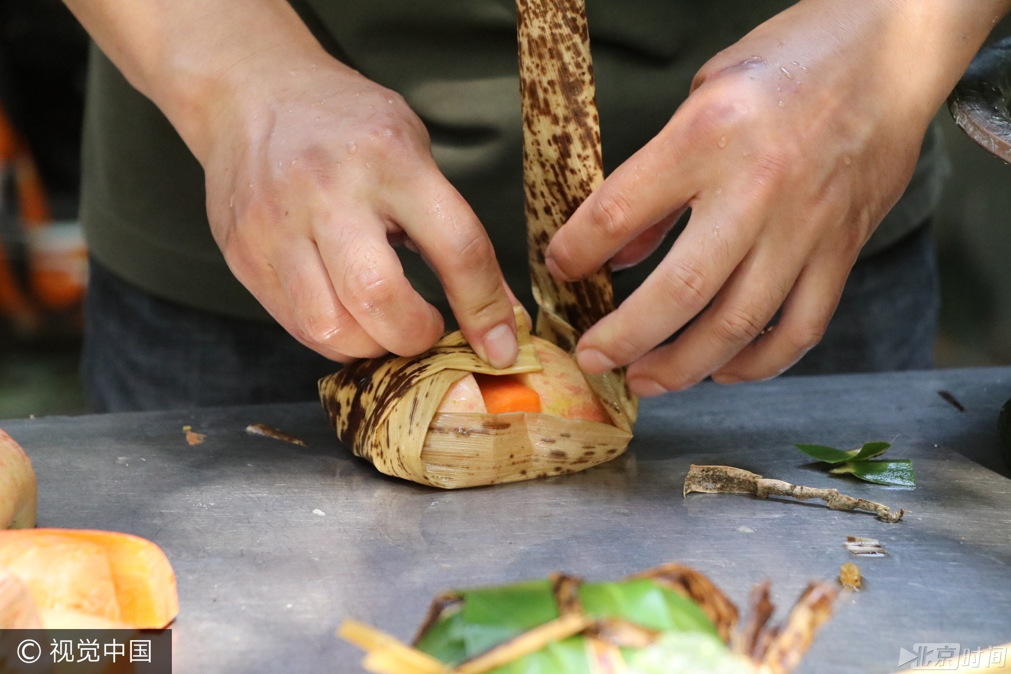 2017年5月26日, 我国传统节日端午节临近,当日,扬州茱萸湾动物园的饲养员用窝窝头、竹粉、苹果等食材为大熊猫、袋鼠等动物精心制作了特殊的粽子,让它们享受美食迎接端午。