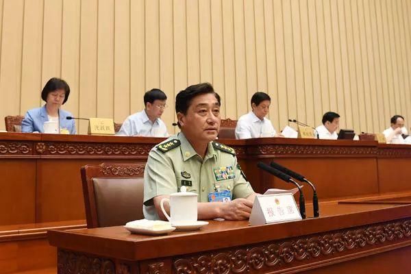 武警部队司令员王宁在人大会上作《关于中国海