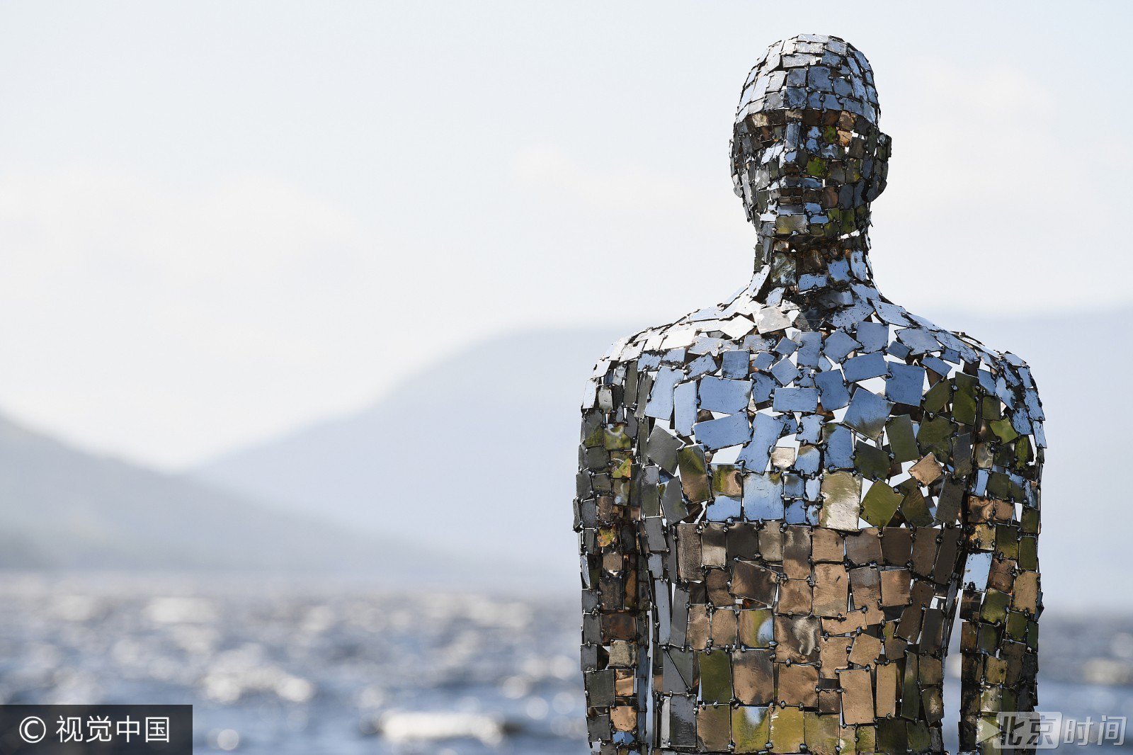 英国苏格兰st fillans,夏天到来,艺术家rob mulholland打造的镜像雕塑