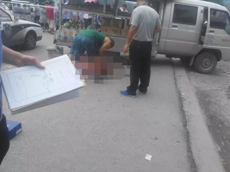 摊主提醒女顾客有小偷被多人围殴刺死 摊主提醒女顾客有小偷被多人围殴刺死