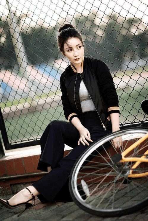 王近照!柳岩下车身姿美上天,可这一张老照片却