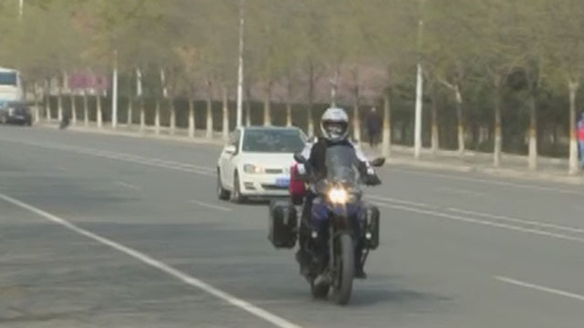 惊险!房山一男子骑车被风筝线割伤 惊险!房山一男子骑车被风筝线割伤