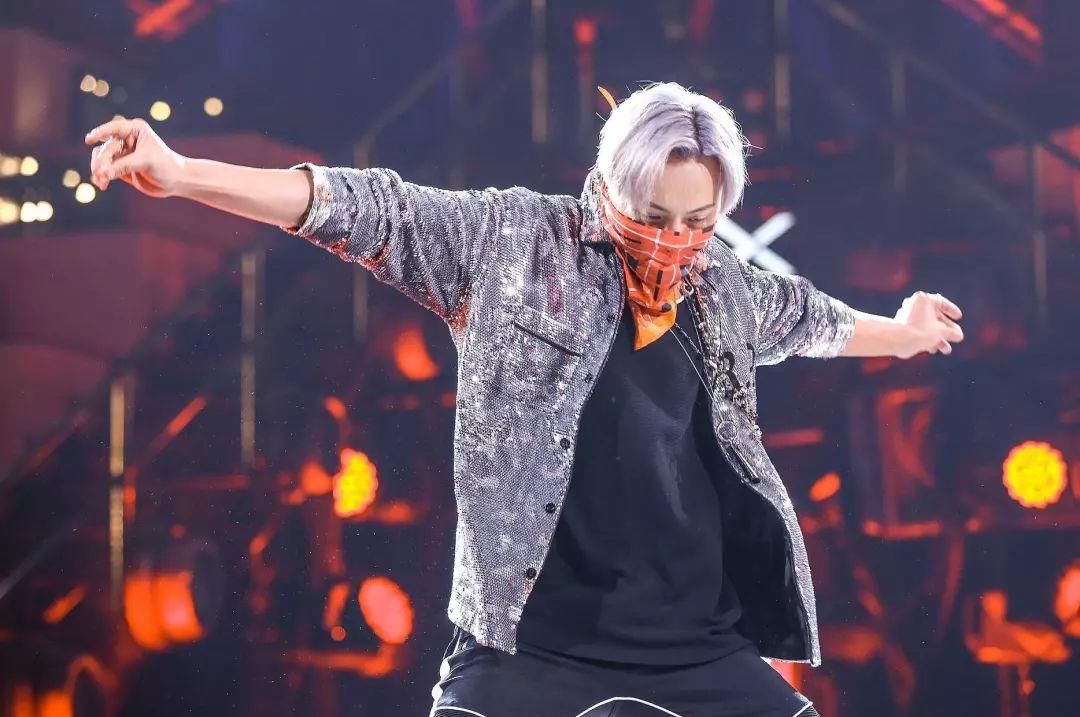 王嘉尔黑料众多,何德何能与鹿晗陈伟霆平起平