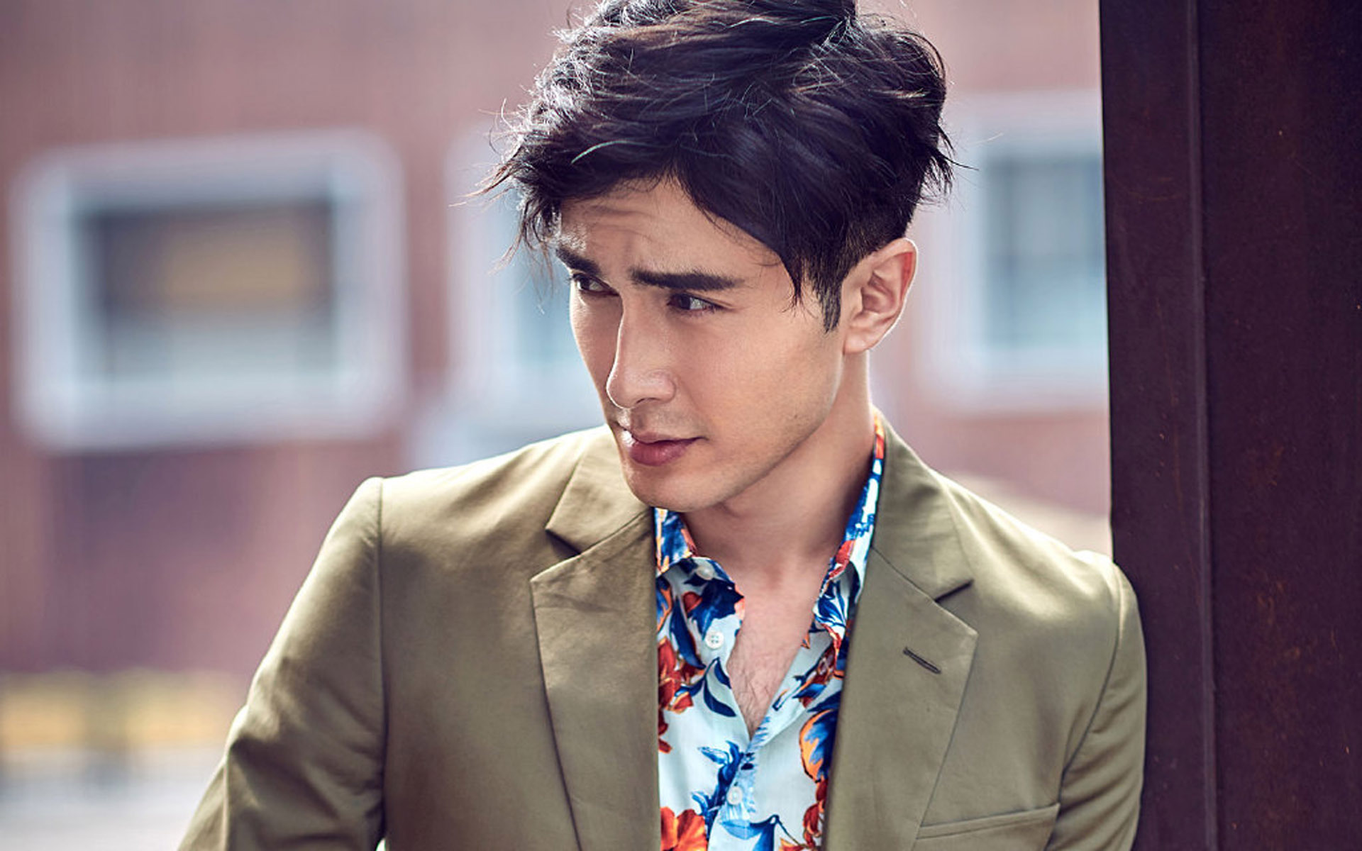 他曾经是快递员,因长相帅气被挖掘做明星, 如今逆袭成大众男神!