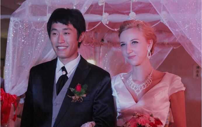 直击中国小伙娶俄罗斯女孩婚礼全过程,外国伴娘只剩羡慕