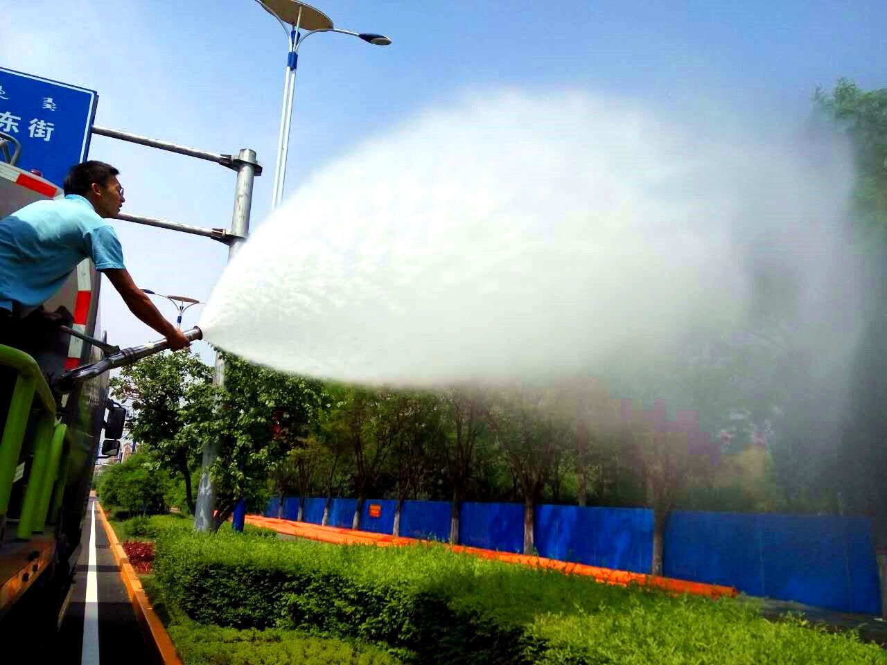 "水炮"喷水洒雾降尘 多功能抑尘车亮相首府显身手