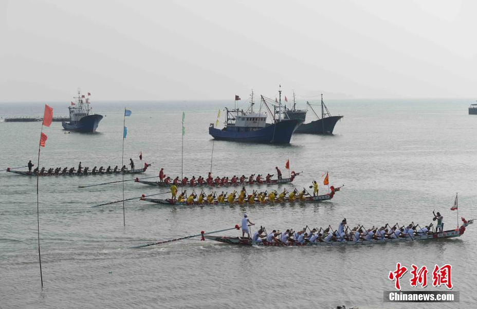 5月27日，连江县筱埕镇定海村村民在海上进行龙舟比赛。当日，福建省连江县筱埕村和定海村举行海上赛龙舟活动。据了解，当地在明朝万历年间就有了海上赛龙舟的传统，至今这个习俗已经保持了四百年，已经成为当地独特的风景。 张斌 摄