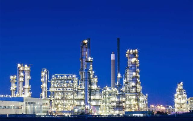 985名校化工专业毕业生,在生产一线倒班拧阀门