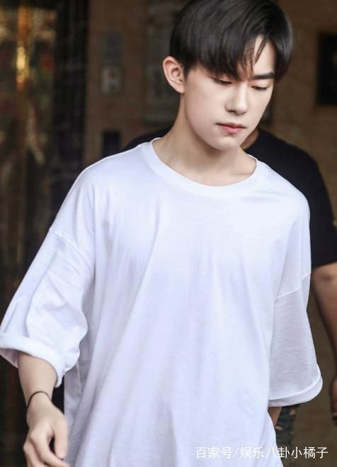 易烊千玺活力四射,还被迪丽热巴袭胸,笑容超