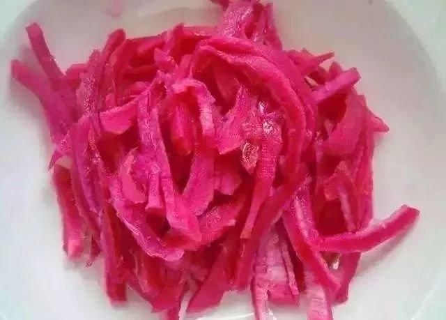 吃完火龙果的皮留着,捣碎加一物睡前抹脸,祛斑