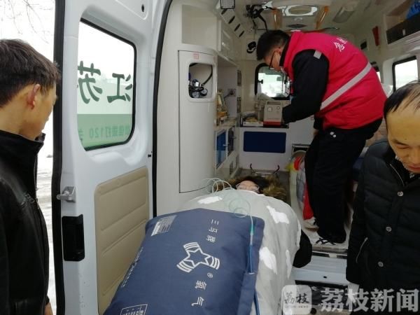 江苏句容:待产孕妇突然腹痛见红 冰封道路上