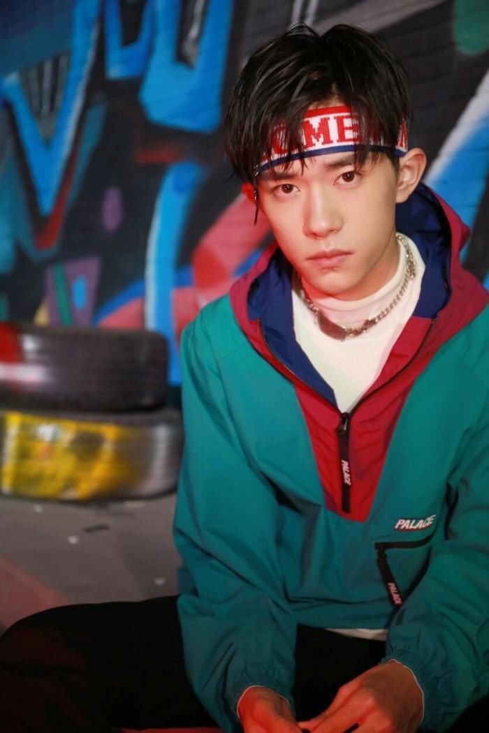 易烊千玺火到国外,带猫咪拍广告,一身潮装让韩