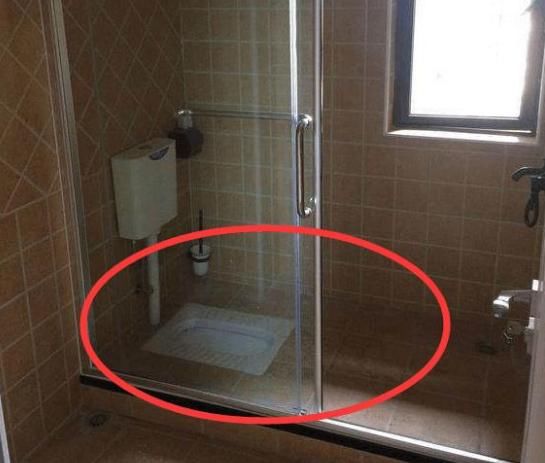 越来越多人把蹲厕装在淋浴房,实在太聪明了,小