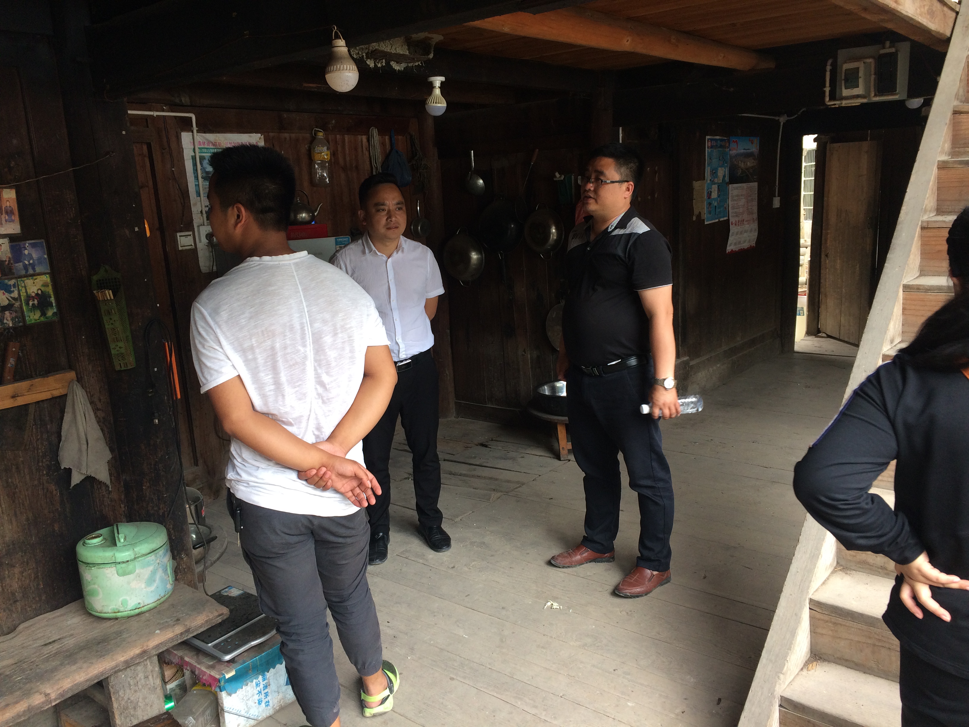 榕江县政务中心入村开展建档立卡APP数据采