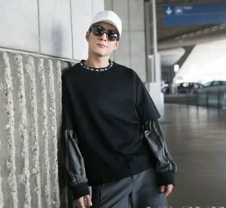 韩东君机场酷炫摆拍,剪刀手没什么意思,他的这