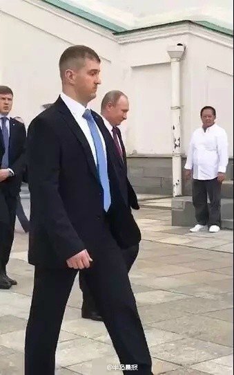 普京遭中国旅游团围堵 大妈高喊：“我爱您”
