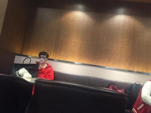 网友机场巧遇蛇精男 直言不P图的本尊蛮可爱 网友机场巧遇蛇精男 直言不P图的本尊蛮可爱