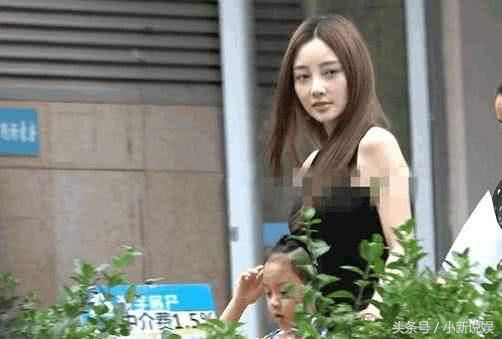 李小璐接甜馨放学再次被拍依旧不见贾乃亮,其