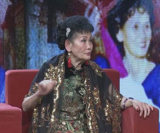 她是北京天桥老艺人,四十年代在天桥撂地表演,人送艺名荷花美人.