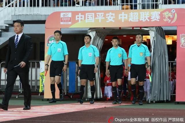 看看中超裁判的工资,再看看英超裁判的,真不忍