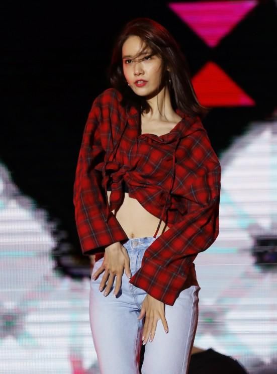 林允儿台上劲歌跳舞,不小心暴露了身材,这蚂蚁