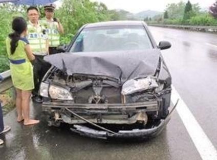 女司机高速快车道车速不足60,后车喇叭警告无