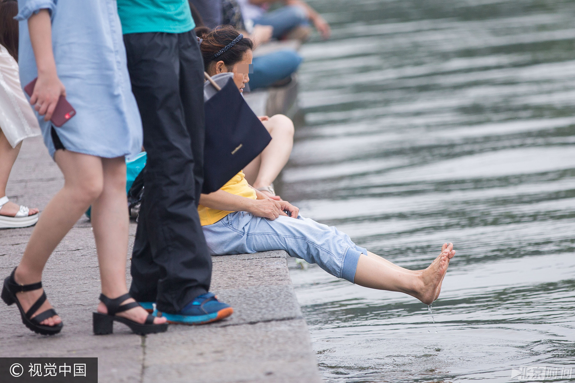 在此提醒大家，游客在景区游玩时，不能影响风景、妨碍他人，同时也要注意安全。