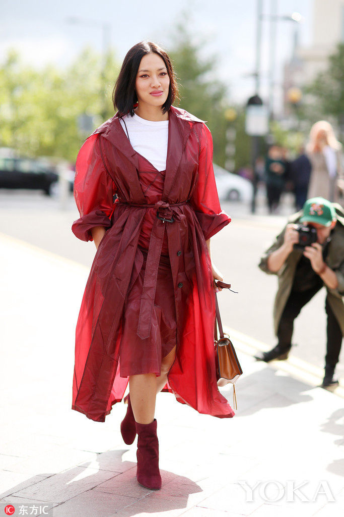 连 雨伞帽都火了 易烊千玺的雨衣表示很不服