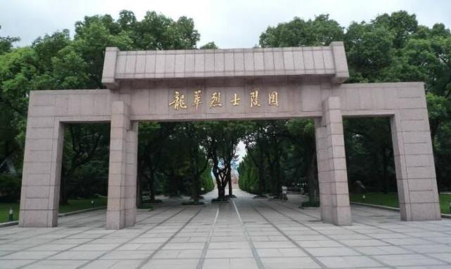 广场舞大妈占领烈士陵园:这里热闹了该感谢我们