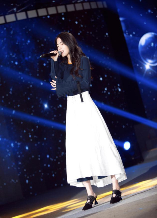 明星爱大牌:张碧晨裙裤叠穿尽现长腿优势