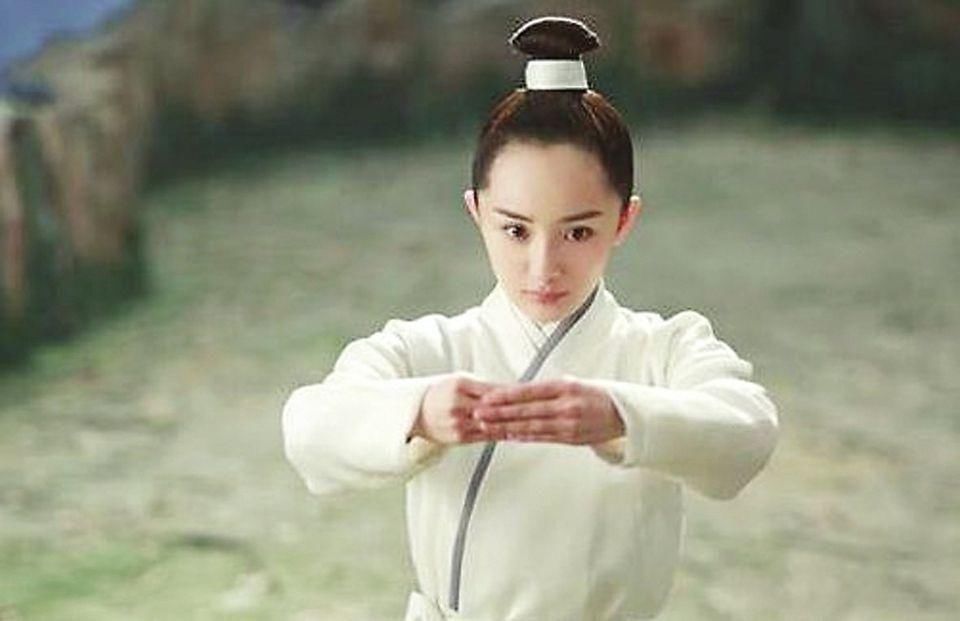 女生发际线高,发量又多的话有什么短发比较适