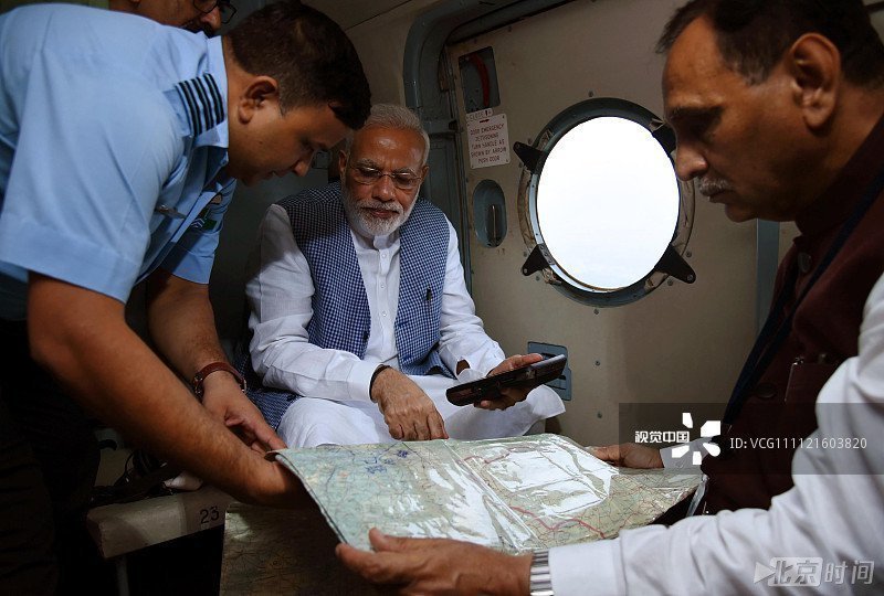 印度多地遭受严重水灾至少76人遇难 莫迪乘直