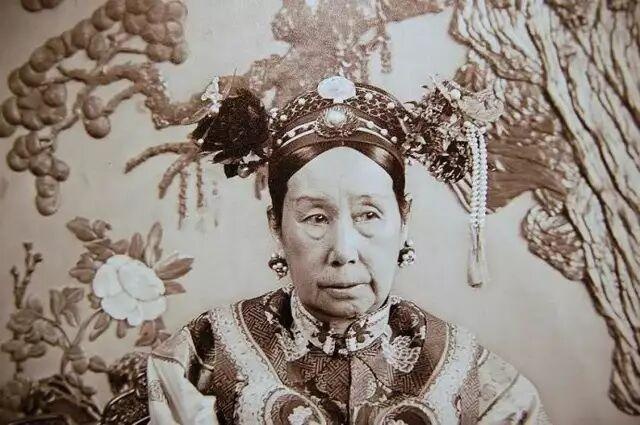 孙殿英盗慈禧墓，慈禧棺中有个黄布小包，他们多大胆子都不敢拿!