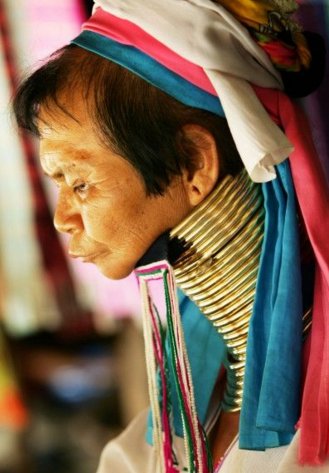 实拍泰国长颈族女人:铜环一生只能摘下三次,拿下来场景令人心酸