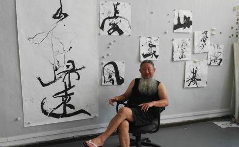 男子用注射器写书法走红 他表示这叫射墨