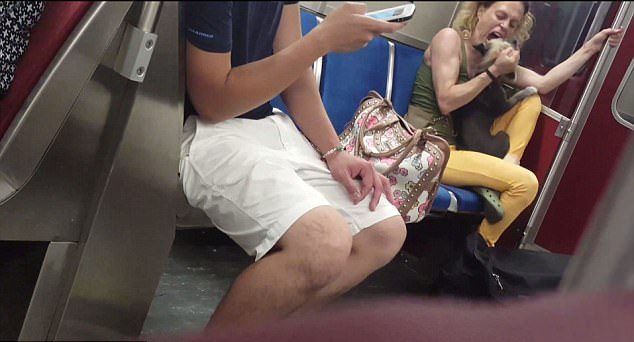 女子在地铁上当众咬狗满嘴毛 被台湾妹子全程录下 女子在地铁上当众咬狗满嘴毛 被台湾妹子全程录下